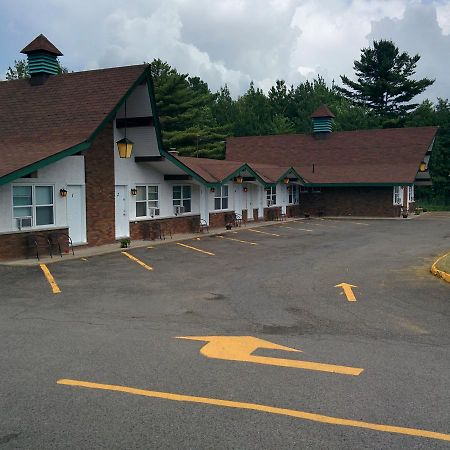 Motel Les Pins Granby Bagian luar foto