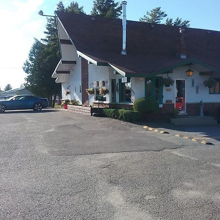 Motel Les Pins Granby Bagian luar foto