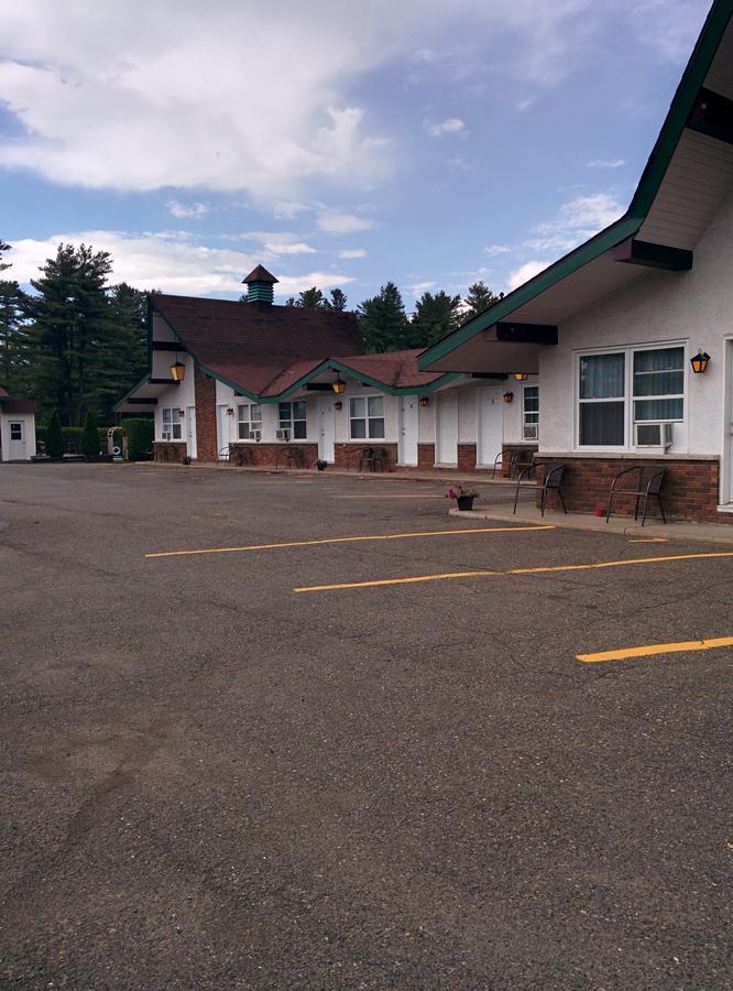 Motel Les Pins Granby Bagian luar foto