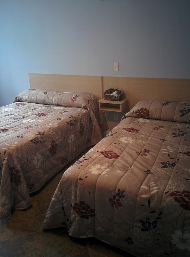 Motel Les Pins Granby Bagian luar foto