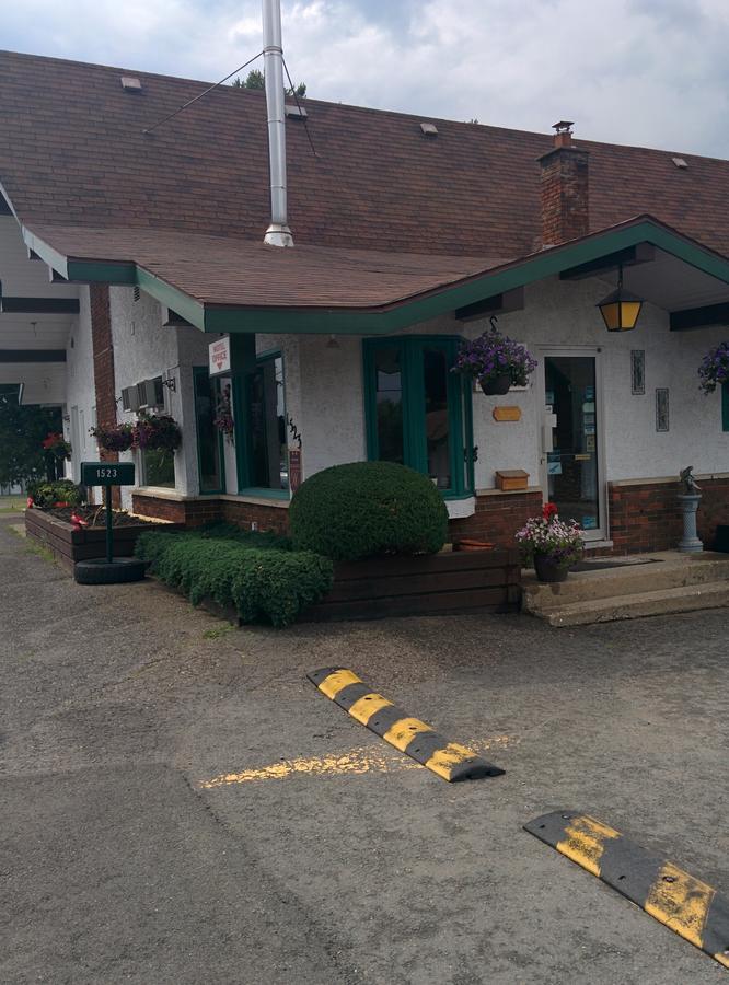 Motel Les Pins Granby Bagian luar foto
