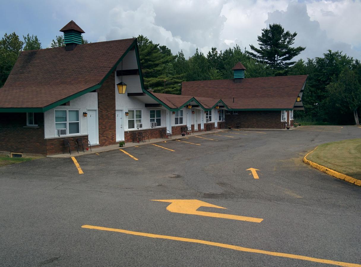Motel Les Pins Granby Bagian luar foto