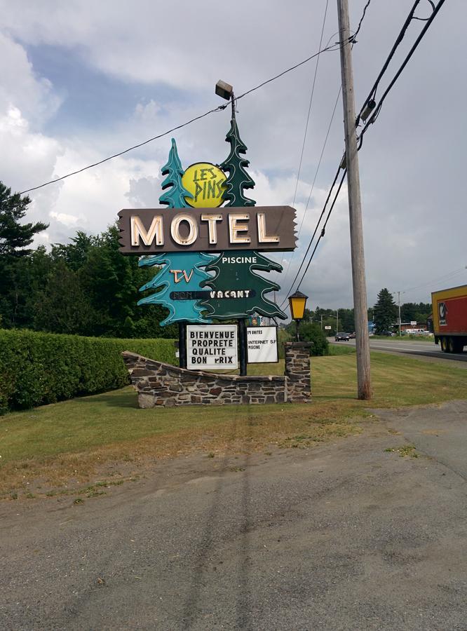 Motel Les Pins Granby Bagian luar foto