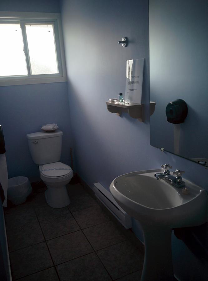 Motel Les Pins Granby Bagian luar foto