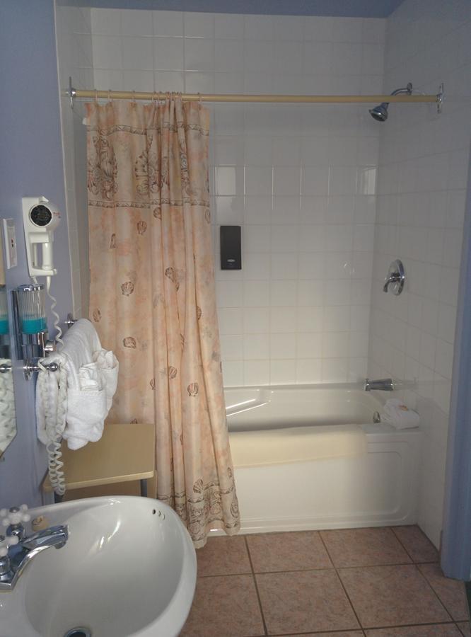 Motel Les Pins Granby Bagian luar foto