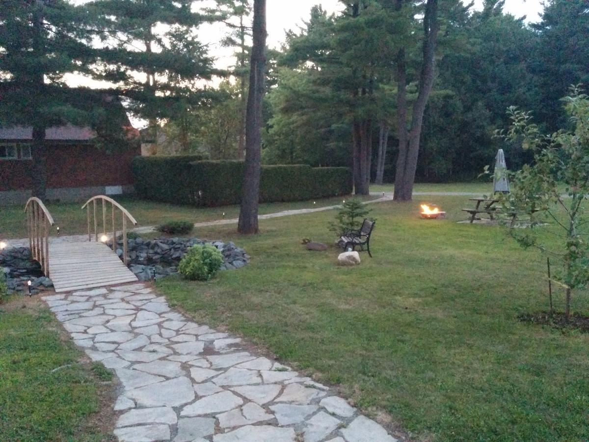 Motel Les Pins Granby Bagian luar foto