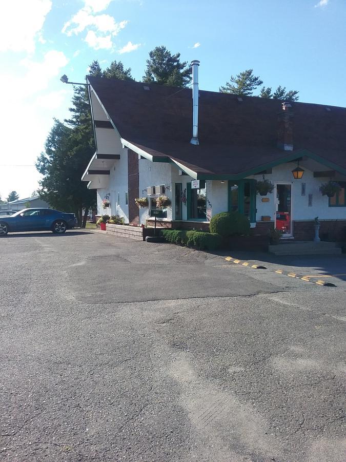Motel Les Pins Granby Bagian luar foto