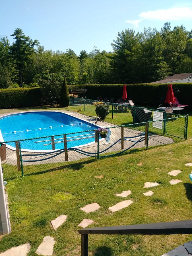 Motel Les Pins Granby Bagian luar foto