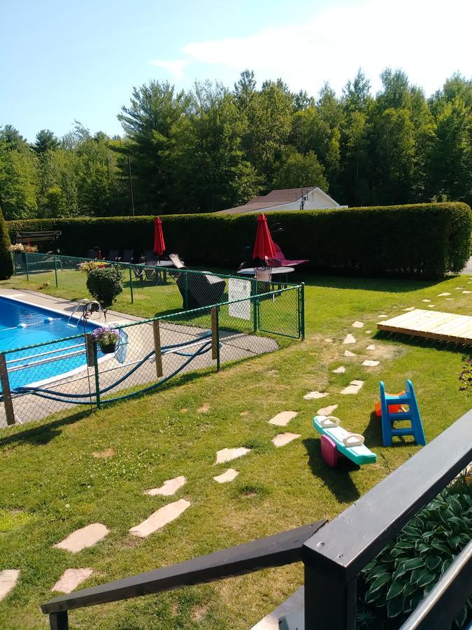 Motel Les Pins Granby Bagian luar foto